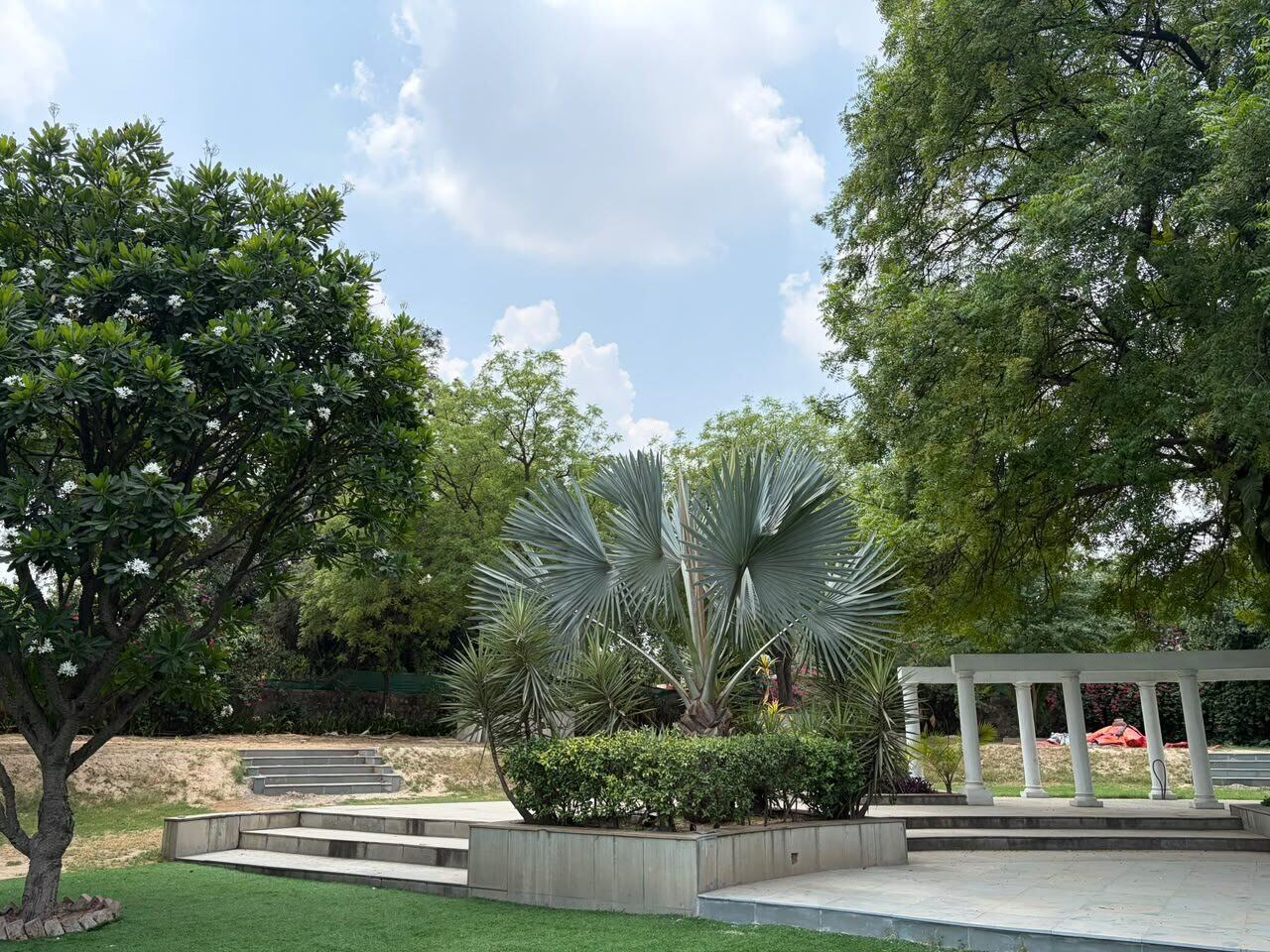 Lawns at House of Joy, photo 5